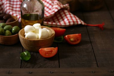 Mini mozzarella peyniri bir ahşap kase