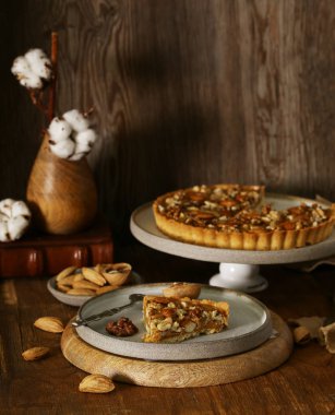 Bademli ve karamel kaplı fındıklı tart keki