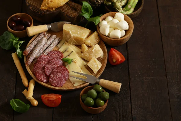 Deliciosos Lanches Antipasti Uma Mesa Madeira — Fotografia de Stock