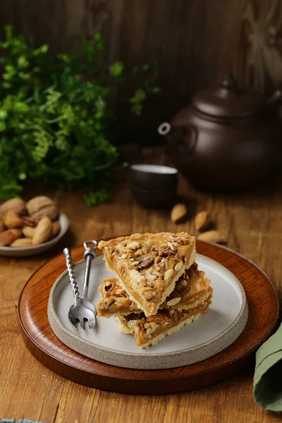 Nootachtige Taart Met Amandelen Karamel — Stockfoto