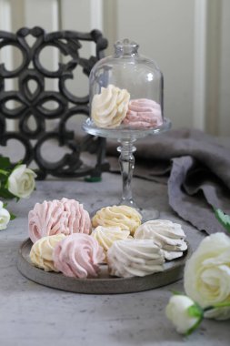 Tatlı ve ikram için ev yapımı meyveli şekerlemeler.