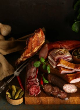 Baharatlı ve biberli tütsülenmiş et sosisi