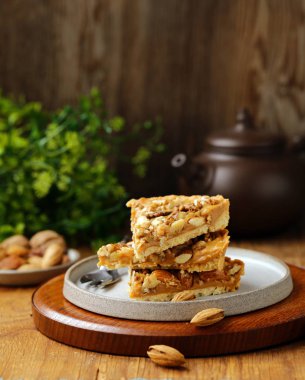 Bademli ve karamel kaplı fındıklı tart keki