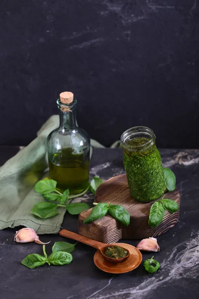 Molho Pesto Natural Orgânico Com Manjericão Fresco Alho — Fotografia de Stock