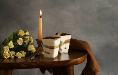 romantik bir akşam yemeği için tiramisu italyan tatlısı