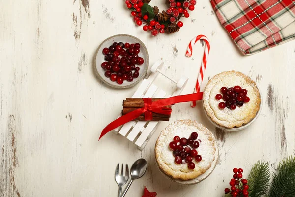 Hausgemachter Beerenkuchen Mit Preiselbeeren Und Puderzucker — Stockfoto