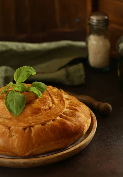 Torta Cozida Casa Uma Mesa Madeira — Fotografia de Stock