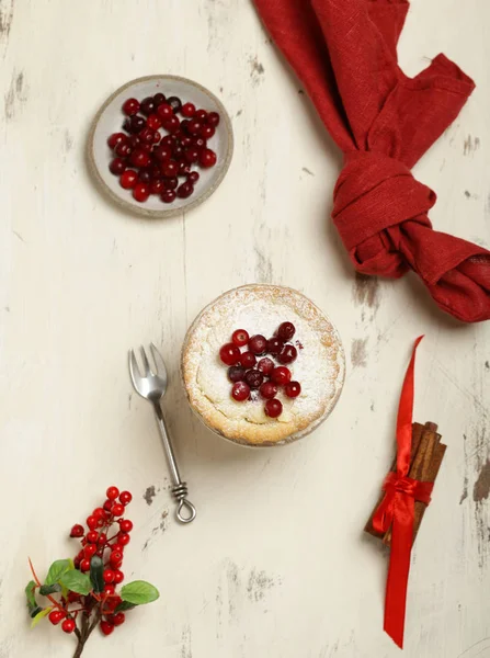 自制覆盆子派 覆有红莓和糖霜 — 图库照片