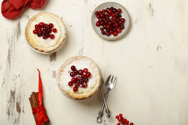 Hausgemachter Beerenkuchen Mit Preiselbeeren Und Puderzucker — Stockfoto