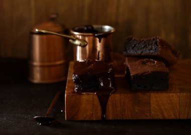 Tatlı olarak çikolatalı kek, ev yapımı kek.