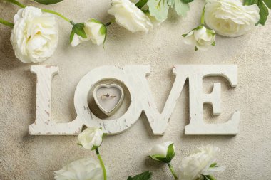 Sevgililer Günü için altın elmas yüzük