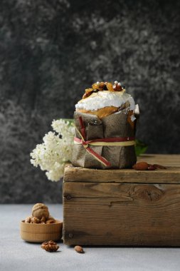 Şekerli geleneksel paskalya keki.