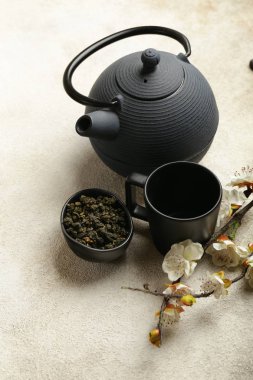 Yeşil çay seremonisi ve dökme demir çaydanlık.