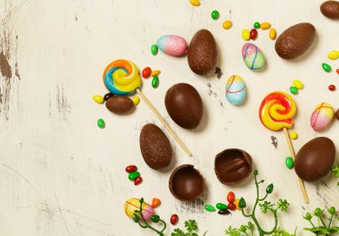 Tahta arka planda paskalya süsü olarak çikolatalı yumurta.