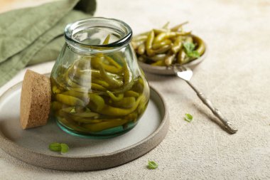 Tahta bir kasede acı biber turşusu.