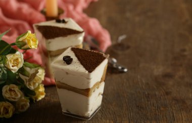 romantik bir akşam yemeği için tiramisu italyan tatlısı