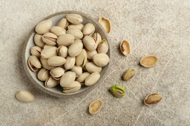 Doğal organik fıstıklar masada.