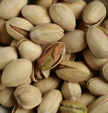 Doğal organik fıstıklar masada.