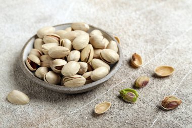 Doğal organik fıstıklar masada.