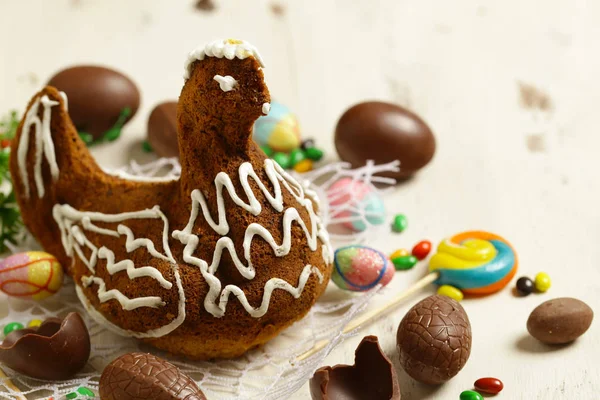 Σοκολάτα Easter Κέικ Κοτόπουλο Και Διακοσμητικά Αυγά — Φωτογραφία Αρχείου