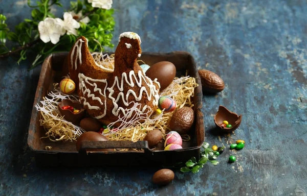 チョコレートイースターケーキチキンと飾り卵 — ストック写真