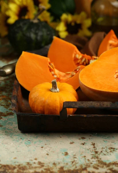 Citrouilles Bio Naturelles Sur Une Table Rustique — Photo