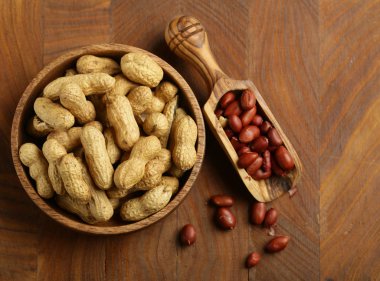 Doğal organik fıstıklar soyulmuş ve kabuklu.