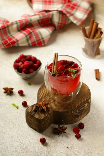 Kızılcık Tarçınlı Bir Bardakta Çay — Stok fotoğraf