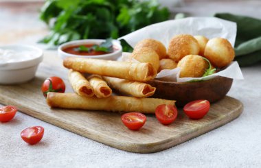 Peynirli ve soslu kızarmış turtalar.