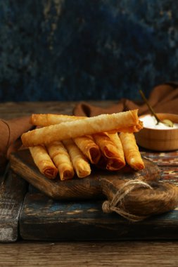 Peynirli ve soslu kızarmış turtalar.