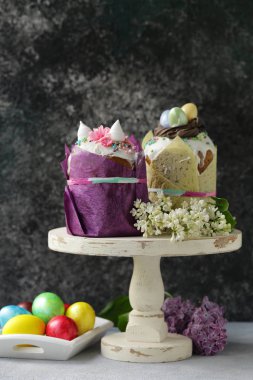 Şekerli geleneksel paskalya keki.