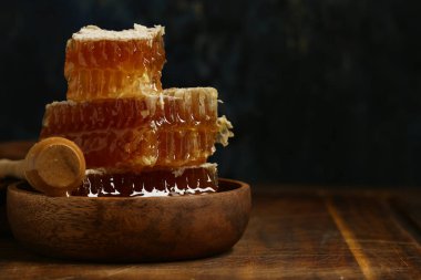 Tabakta doğal organik bal petekleri