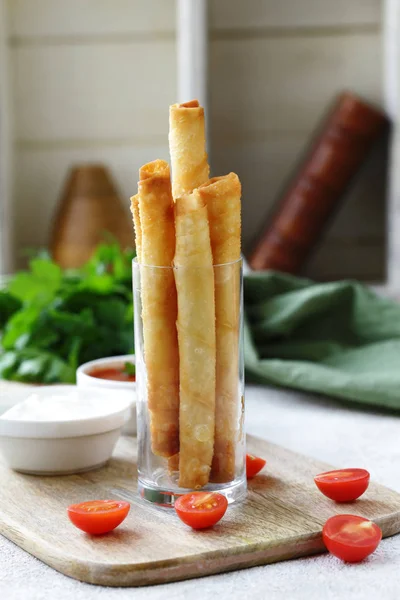 Snack Tartas Fritas Con Queso Salsas —  Fotos de Stock