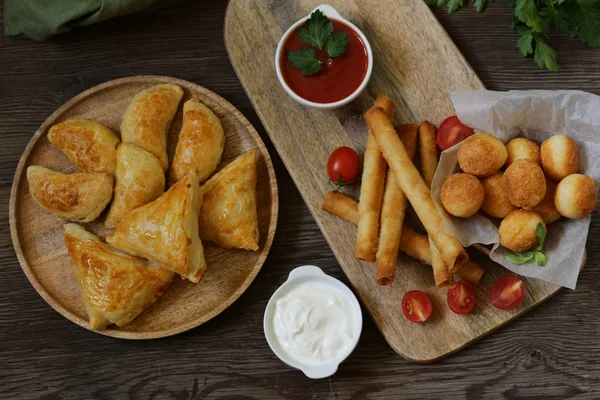 Snack Tartas Fritas Con Queso Salsas — Foto de Stock