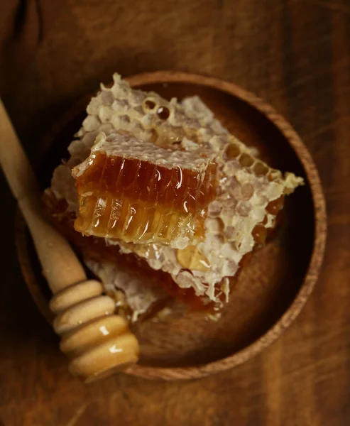 Natuurlijke Biologische Honingraten Een Bord — Stockfoto