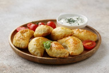 Peynirli kızarmış börek.