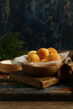 Atıştırmalıklar için kızarmış peynir topları