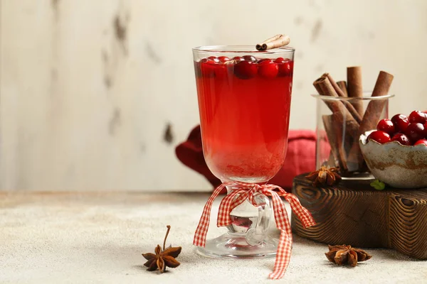 一杯红莓和肉桂茶 — 图库照片