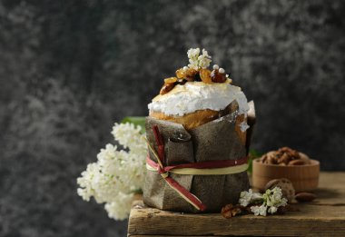 Şekerli geleneksel paskalya keki.