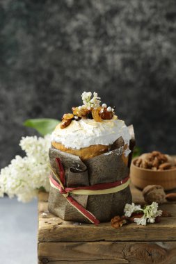 Şekerli geleneksel paskalya keki.