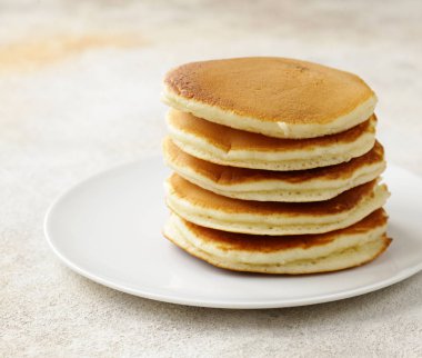 Kahvaltıda geleneksel Amerikan gözlemeleri.