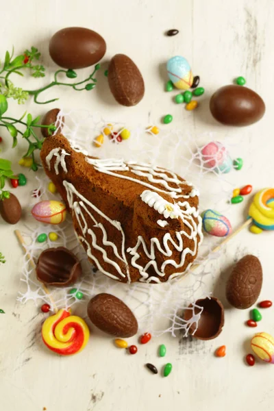 Σοκολάτα Easter Κέικ Κοτόπουλο Και Διακοσμητικά Αυγά — Φωτογραφία Αρχείου