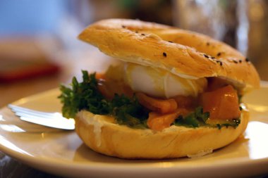 Kahvaltı ekmeği, malzemeler ve kahve.