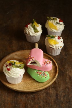 Çubukta ev yapımı dondurma.