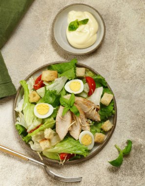 Tavuk ve bıldırcın yumurtalı Sezar salatası.