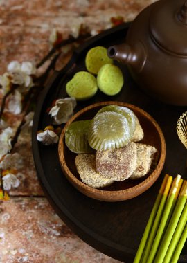 Japon tatlısı ve kiraz çayı.