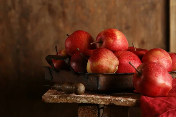 Pommes Biologiques Rouges Mûres Sur Une Table Bois — Photo