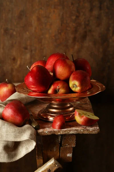 成熟的红色有机苹果放在木制桌子上 — 图库照片