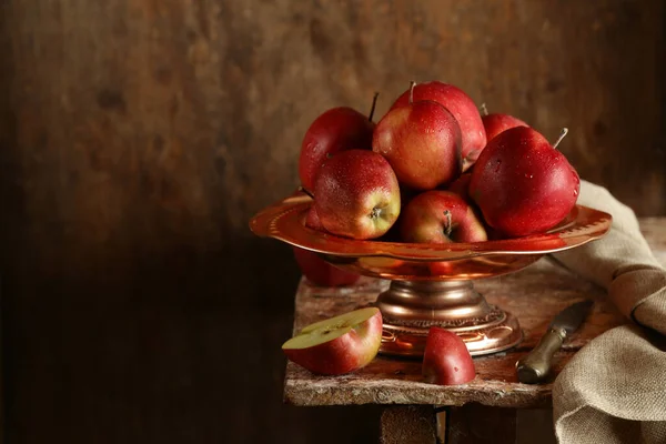 Rijpe Rode Biologische Appels Een Houten Tafel — Stockfoto