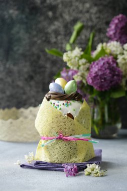 Şekerli geleneksel paskalya keki.